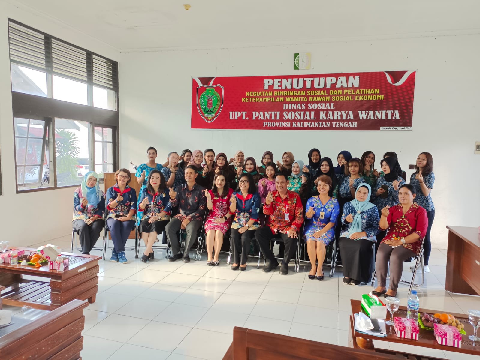 Plt. Kepala Dinsos Prov. Kalteng Noor Halim Secara Resmi Tutup Kegiatan Bimbingan Sosial dan Pelatihan Keterampilan Wanita Rawan Sosial Ekonomi Tahun 2022