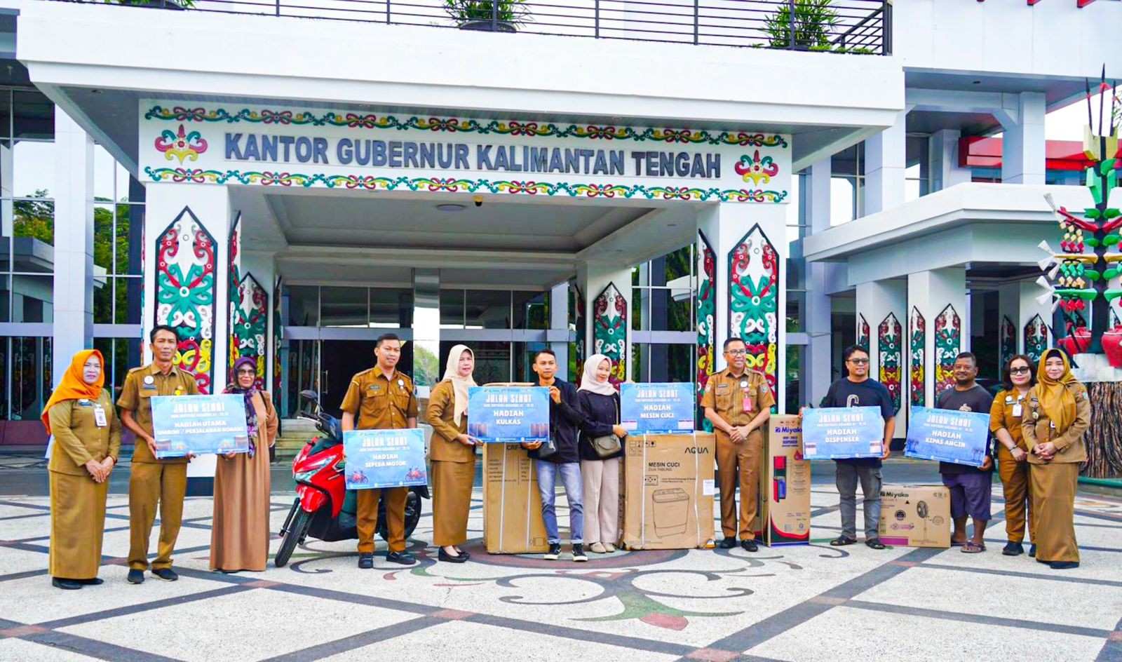 Plt. Sekda Kalteng Serahkan Hadiah Doorprize Jalan Sehat Harkopnas Tahun 2025