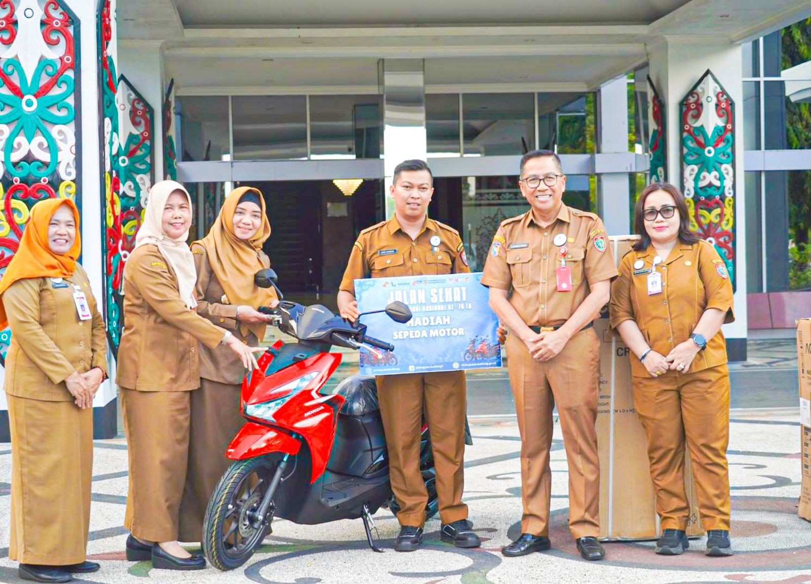 Plt. Sekda Kalteng Serahkan Hadiah Doorprize Jalan Sehat Harkopnas Tahun 2025