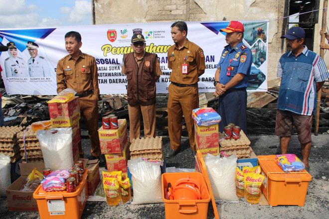 Pemkab Kobar Salurkan Bantuan kepada Korban Kebakaran di Kelurahan Baru