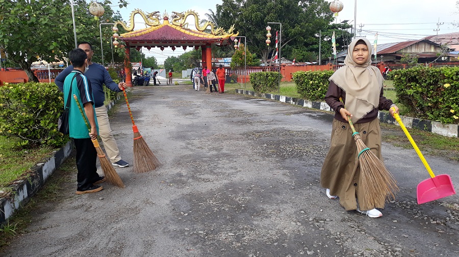 Peringati HUT ke 77 RI, Disbun Kalteng Ikuti  Baksos Pembersihan Rumah Ibadah