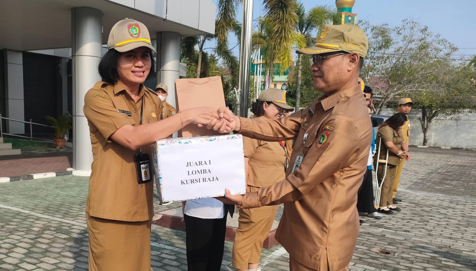 DPMPTSP Prov. Kalteng Serahkan Hadiah Kepada Pemenang Lomba Meriahkan HUT Ke 78 RI 