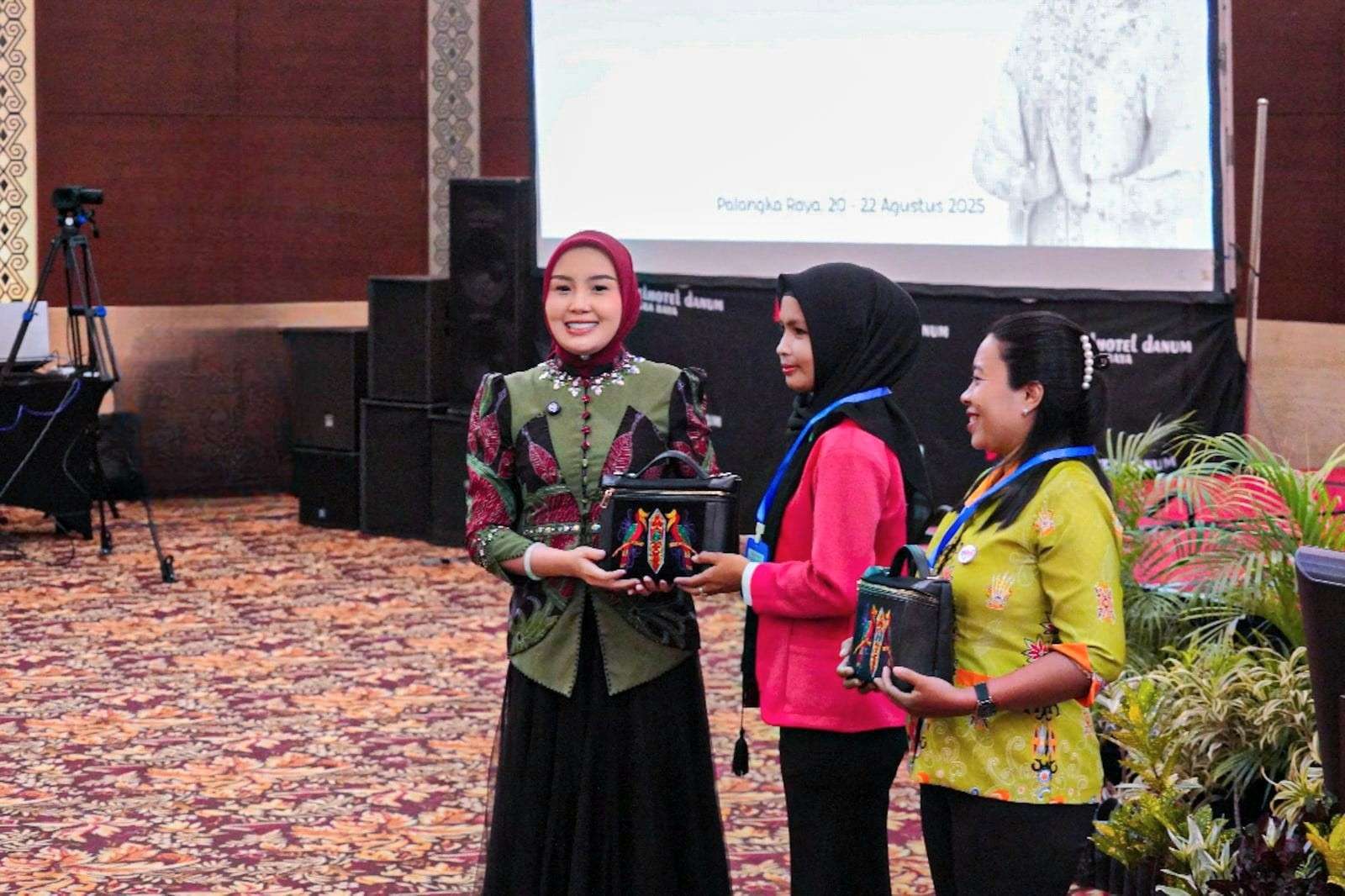 Ketua TP Posyandu Aisyah Thisia Agustiar Sabran Buka Peningkatan Kapasitas Kader Posyandu Se-Kalteng Tahun 2025