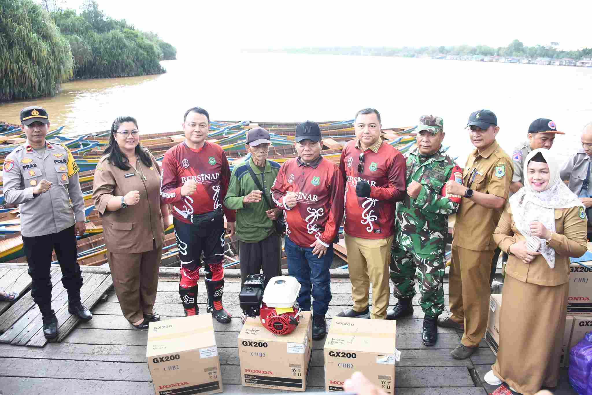 Bupati Kapuas Serahkan Bantuan Perahu Bermesin untuk Nelayan di Kecamatan Kapuas Barat