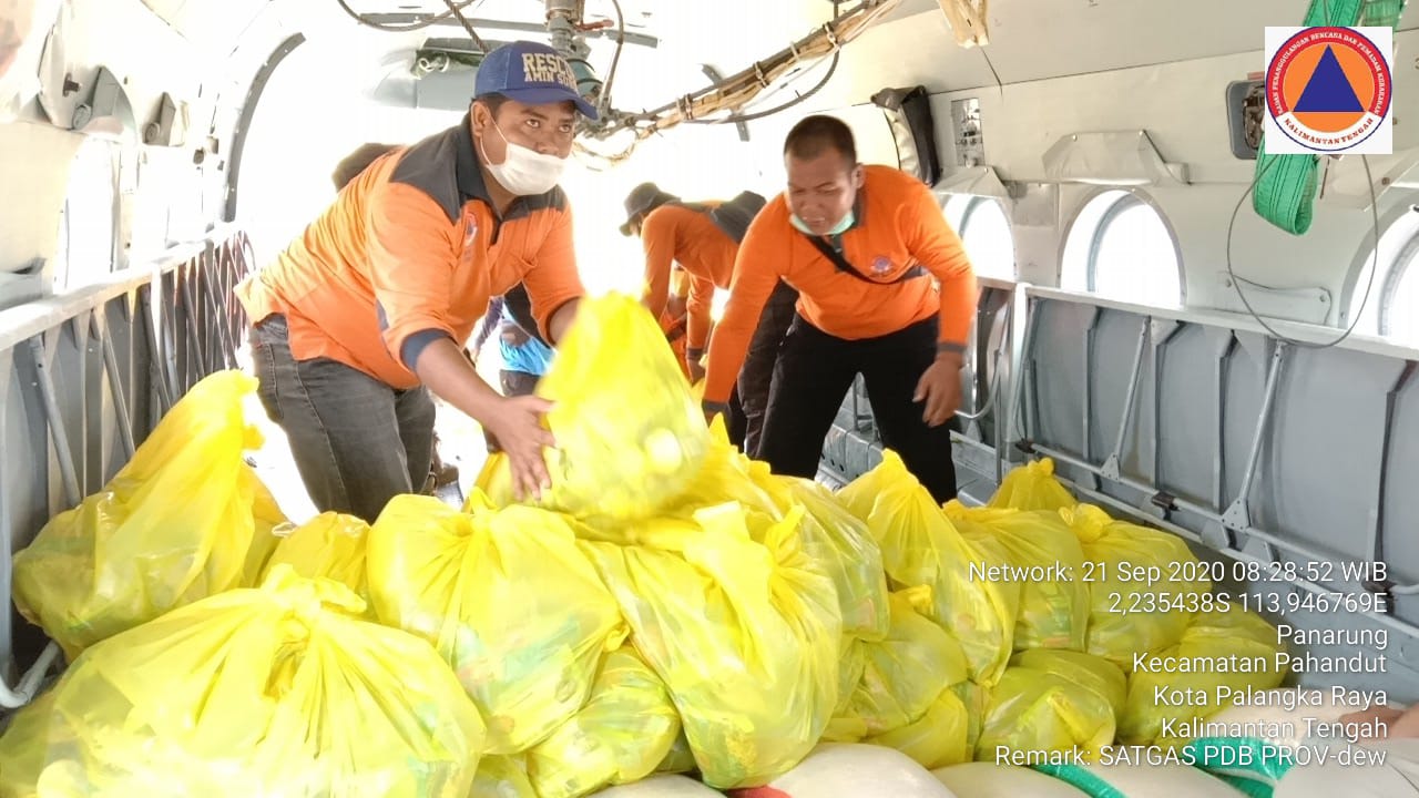 Penyaluran Bansos Untuk Masyarakat Terdampak Banjir di Dua Kecamatan Terisolir
