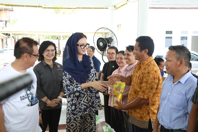 Berikan 5000 Paket Sembako di Gumas, Ketua TP-PKK Ivo Sugianto Sabran: Ini Bentuk Kepedulian Gubernur dan Jajaran di Pemprov Kalteng 