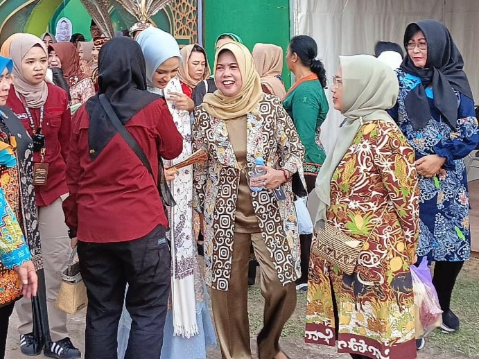 Kepala BKD Dampingi Ketua TP-PKK Prov. Kalteng Pada Pembukaan Islamic Fair