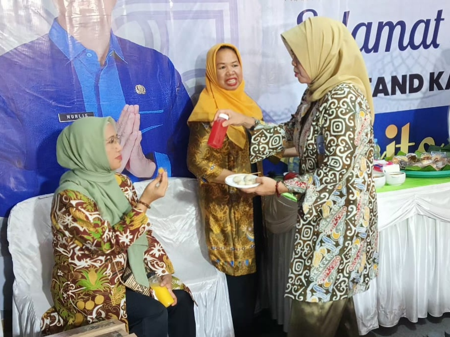 Kepala BKD Dampingi Ketua TP-PKK Prov. Kalteng Pada Pembukaan Islamic Fair