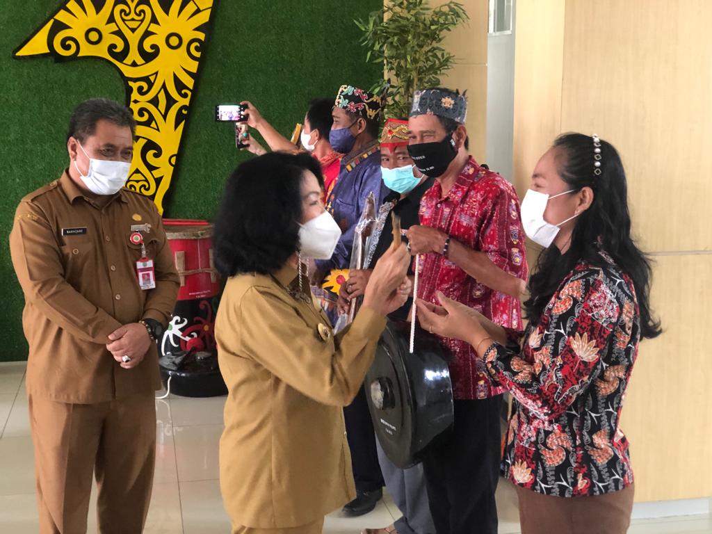 Pemkab Pulang Pisau Serahkan Bantuan Alat Kesenian kepada Sejumlah Sanggar