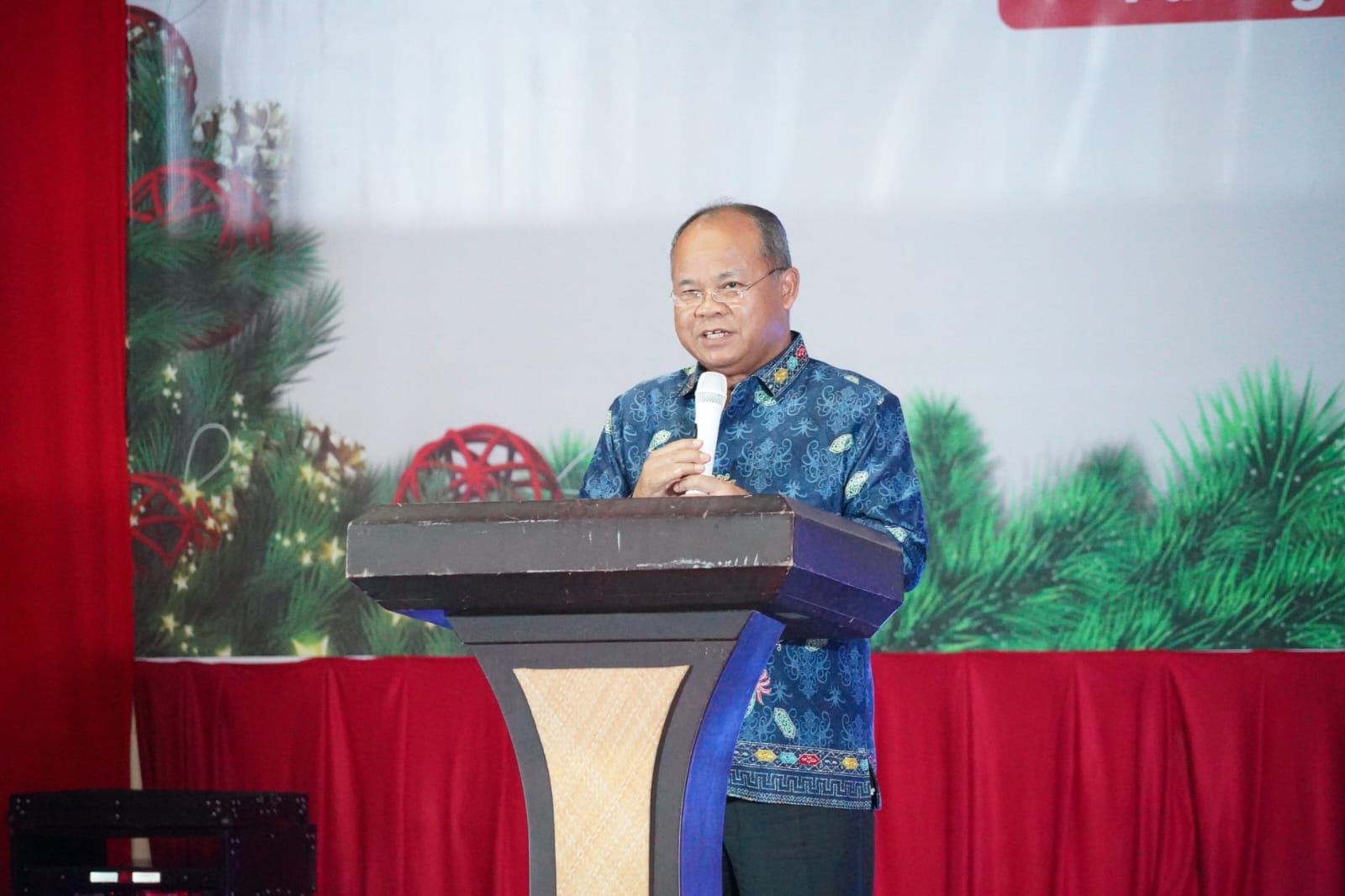 Mewakili Gubernur Kalteng, Plh. Asisten Pemkesra serahkan hibah Ambulance pada Ibadah dan Perayaan Natal KWOD Tahun 2024