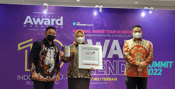 Bupati Hj Nurhidayah Raih Penghargaan Kartini Award 2022