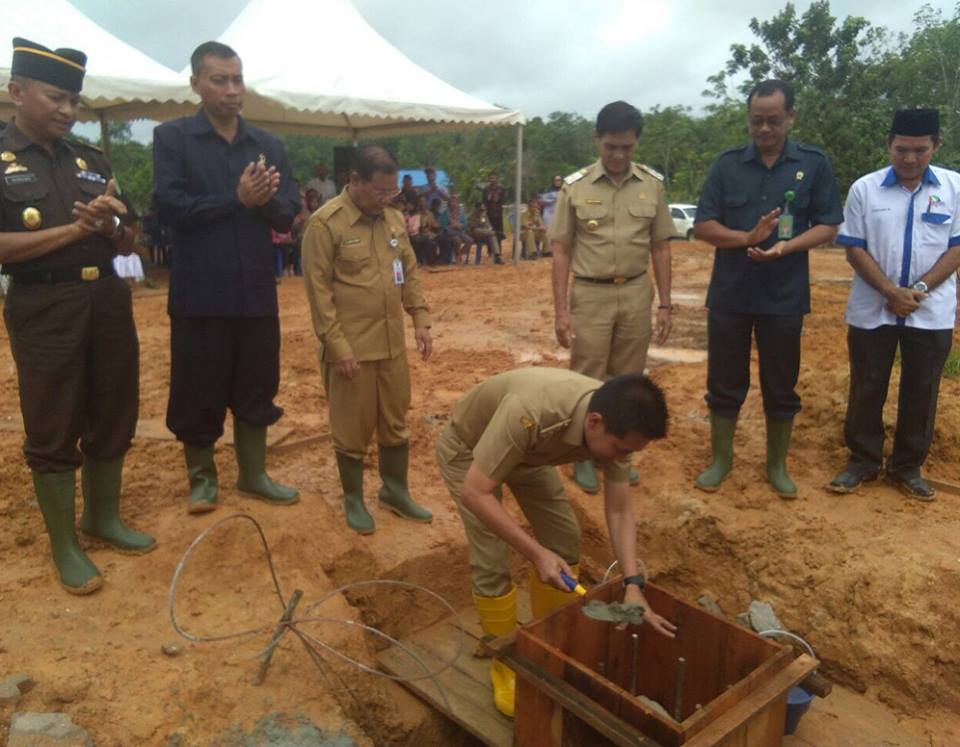 Peletakan Batu Pertama oleh Bupati Barito Utara, H. Nadalsyah.