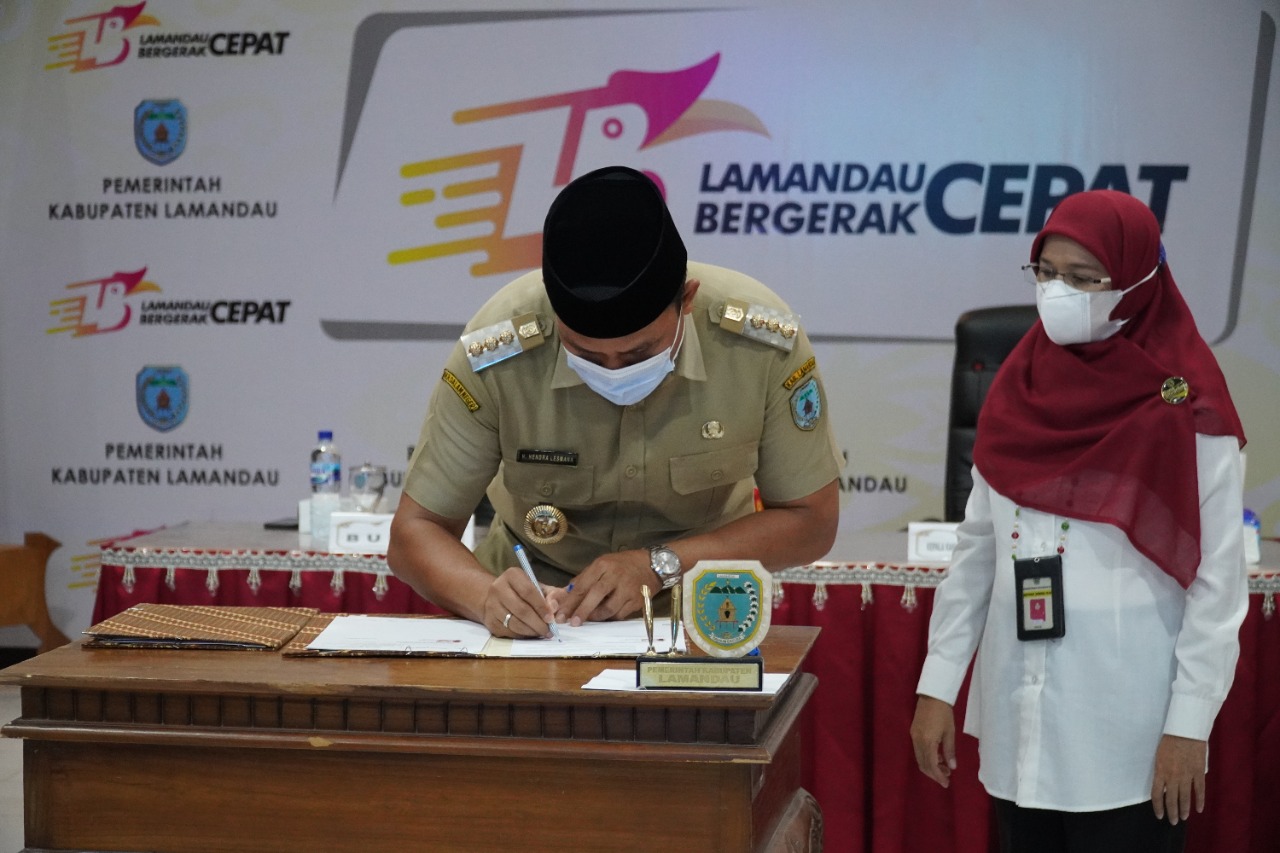 Bupati Lamandau Lakukan Penandatanganan Perjanjian Kerja Sama dan Penyerahan Plakat