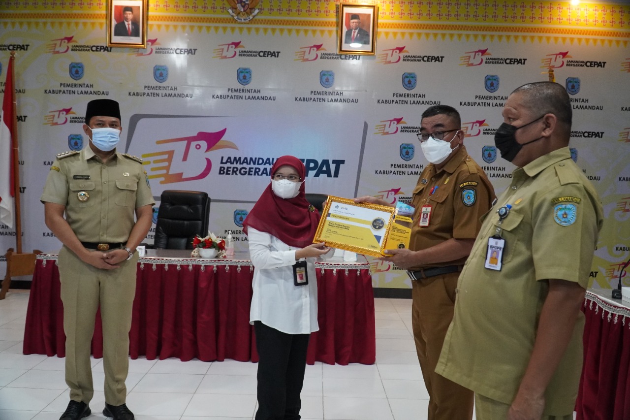 Bupati Lamandau Lakukan Penandatanganan Perjanjian Kerja Sama dan Penyerahan Plakat