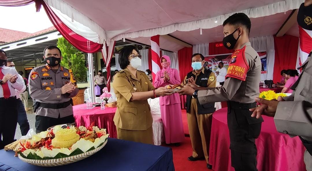 Wabub Gumas Hadiri Syukuran HUT Polda Kalteng, Polres Gumas Gelar Tradisi Potong Tumpeng