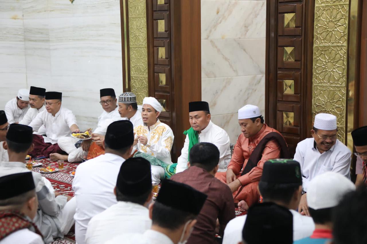 Gubernur dan Wakil Gubernur Kalteng Salat Tarawih Perdana di Musholla Asy-Syifa, Istana Isen Mulang