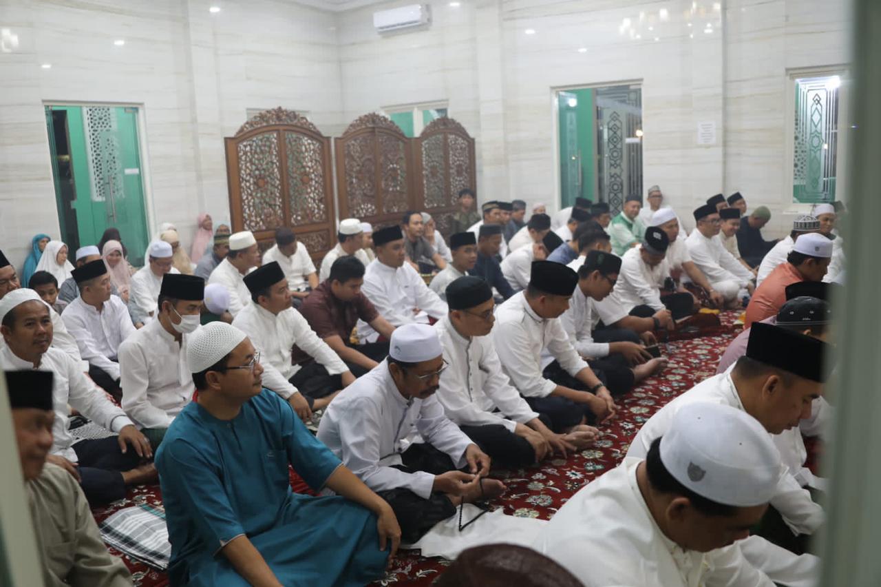 Gubernur dan Wakil Gubernur Kalteng Salat Tarawih Perdana di Musholla Asy-Syifa, Istana Isen Mulang