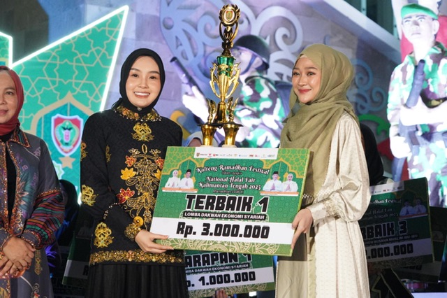Ketua TP-PKK Aisyah Thisia Agustiar Sabran Tutup Secara Resmi Kalteng Ramadan Festival dan Bazar UMKM National Halal Fair 2025 