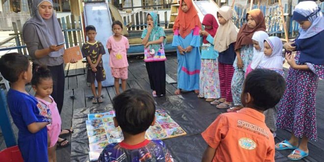 Menebar Virus Membaca di Area Pinggiran Sungai Palangka Raya