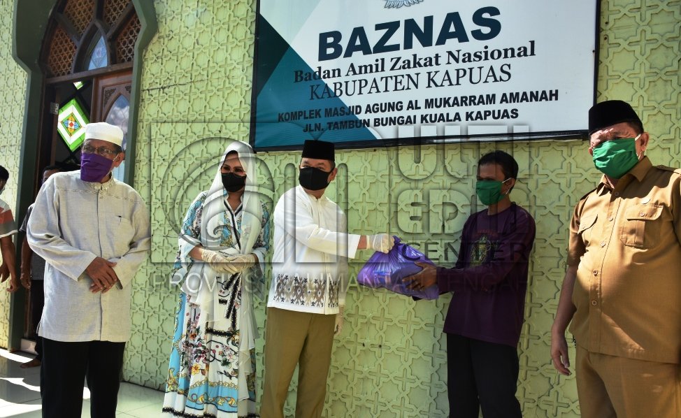 Baznas Kapuas Berikan Bantuan Paket Sembako Kepada Masyarakat