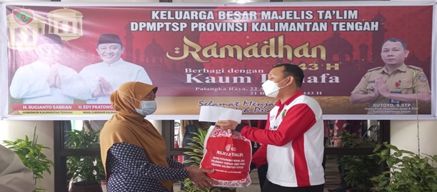Majelis Taklim DPMPTSP Prov. Kalteng  Berbagi Berkah Ramadan 1443 H kepada Kaum Dhuafa