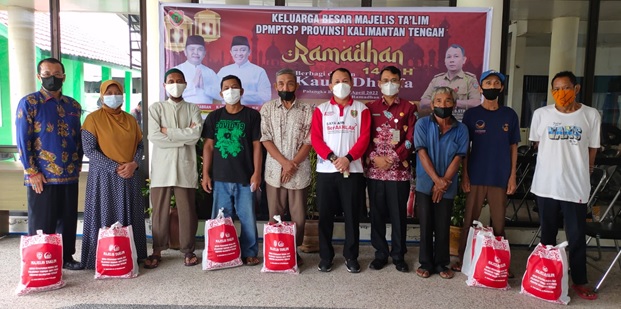 Majelis Taklim DPMPTSP Prov. Kalteng  Berbagi Berkah Ramadan 1443 H kepada Kaum Dhuafa