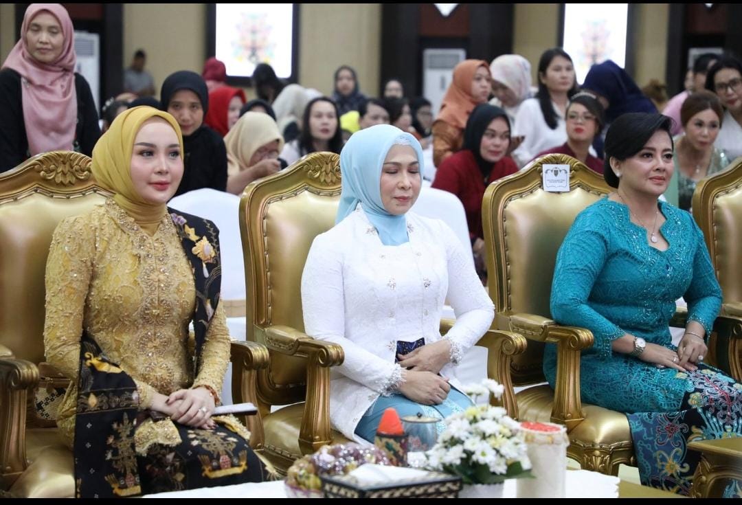 Kepala Dinas TPHP Prov. Kalteng Ikut Meriahkan Lomba Fashion Show Hari Kartini 2025