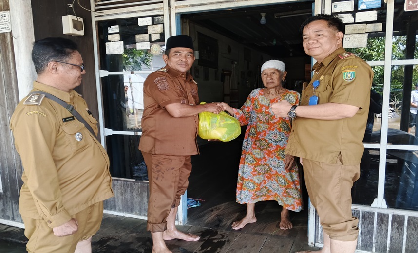 Wabup Barsel Serahkan Bantuan bagi Warga Terdampak Banjir di Desa Talio