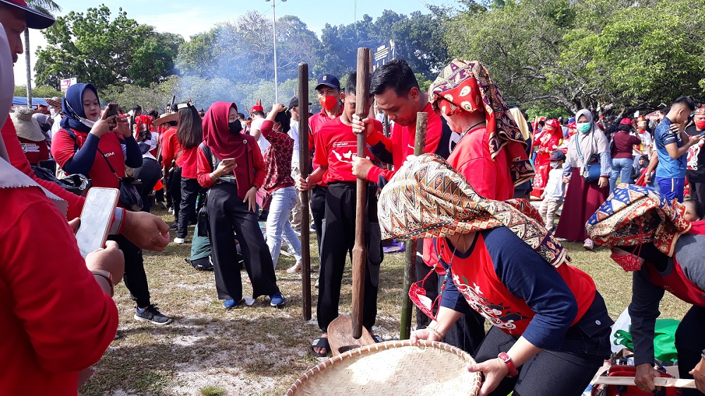 Disbun Prov. Kalteng Ikut Andil Cetak Rekor MURI Tradisi Mangenta