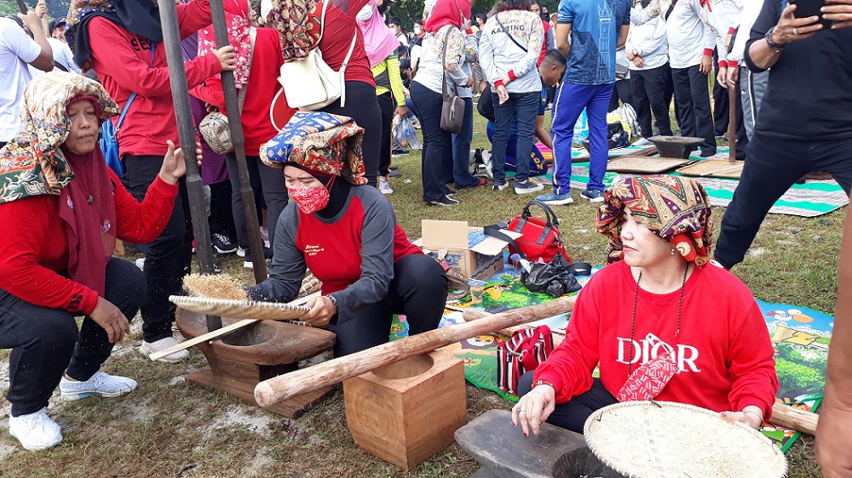 Disbun Prov. Kalteng Ikut Andil Cetak Rekor MURI Tradisi Mangenta