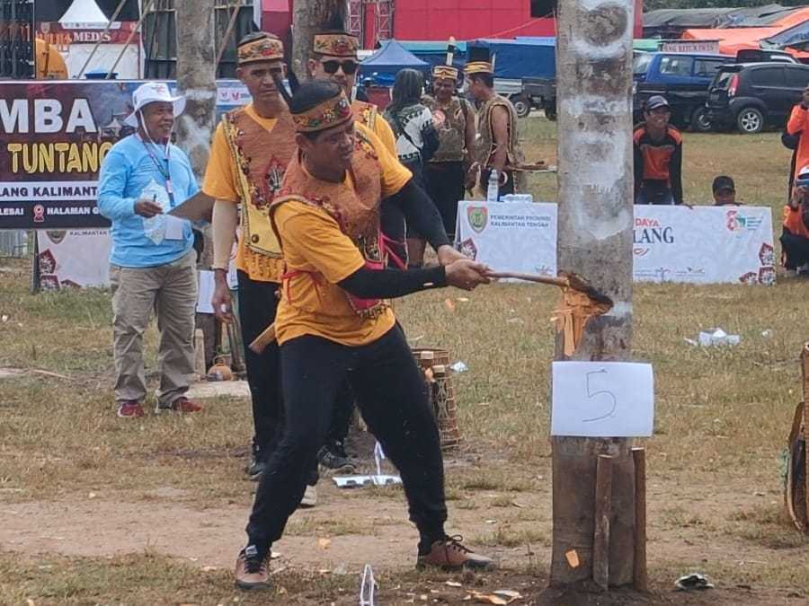Lomba Maneweng, Manetek, Tuntang Manyila Kayu Meriahkan Festival Budaya Isen Mulang 2024