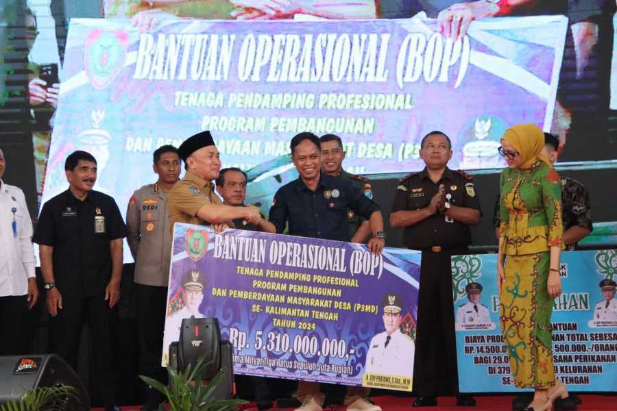 Gubernur Sugianto Sabran Serahkan Bantuan Operasional Bagi Pendamping Desa se-Kalimantan Tengah