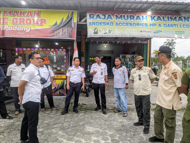 Bapenda Kobar Bersama Satpol PP Tertibkan Reklame Tak Berizin