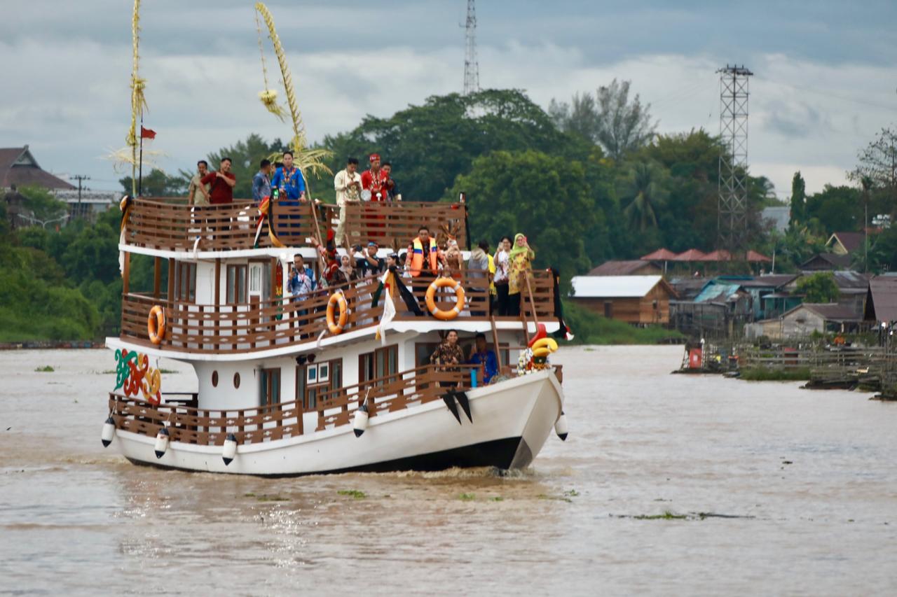 Wagub Edy Pratowo Resmikan Kapal Wisata Susur Sungai, Perkuat Potensi Ekowisata Daerah