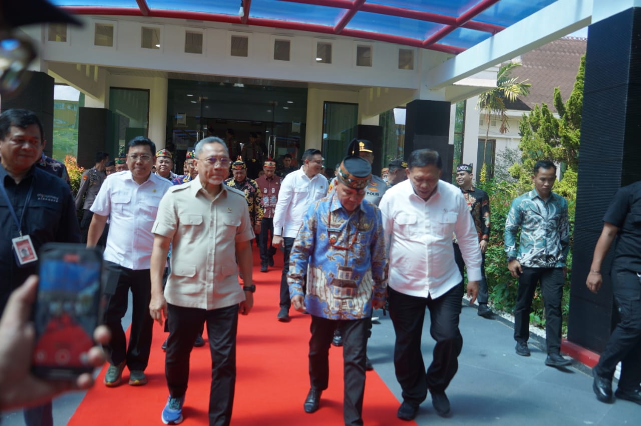 Gubernur Kalteng Antarkan Kepulangan Menko Pangan Zulkifli Hasan di Bandara Tjilik Riwut