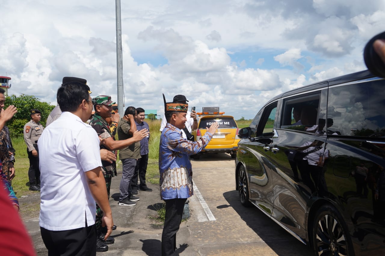 Gubernur Kalteng Antarkan Kepulangan Menko Pangan Zulkifli Hasan di Bandara Tjilik Riwut
