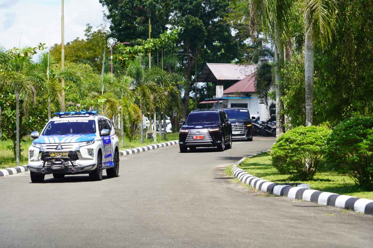 Gubernur Kalteng Antarkan Kepulangan Menko Pangan Zulkifli Hasan di Bandara Tjilik Riwut