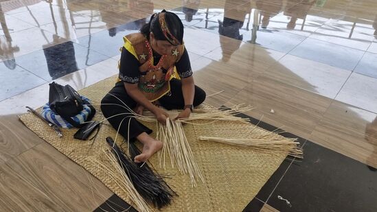FBIM 2025: Manjawet Uwei, Lomba Mengolah Hasil Alam Rotan Kalteng