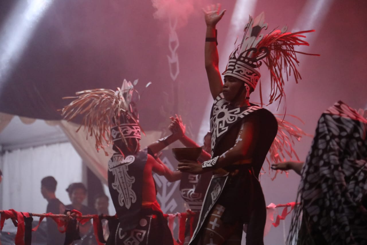 Menyelami Spiritualitas Dayak Lewat Tari Pedalaman di FBIM 2025