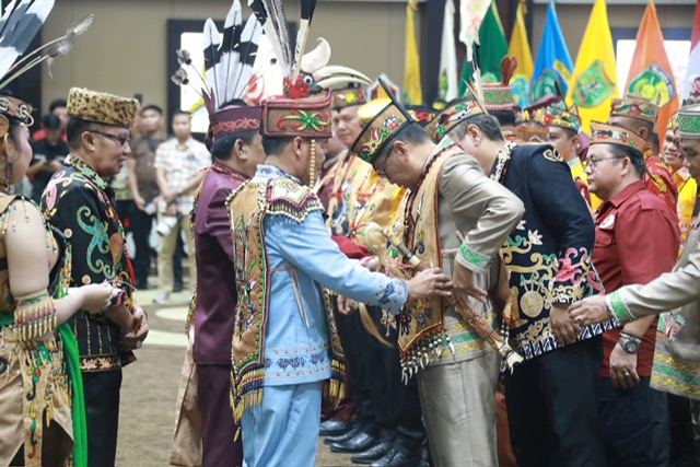 Gubernur Kalteng Lantik Pengurus DAD dan BATAMAD se-Kalimantan Tengah, Perkuat Peran Adat Jaga Harmoni Daerah