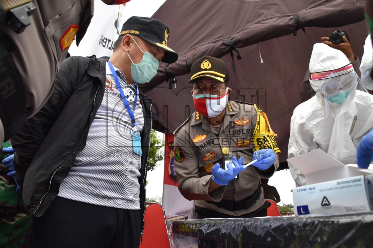 Gubernur H. Sugianto Sabran Menghadiri Kegiatan Rapid Test Drive Thru di Bundaran Besar Kota Palangka Raya