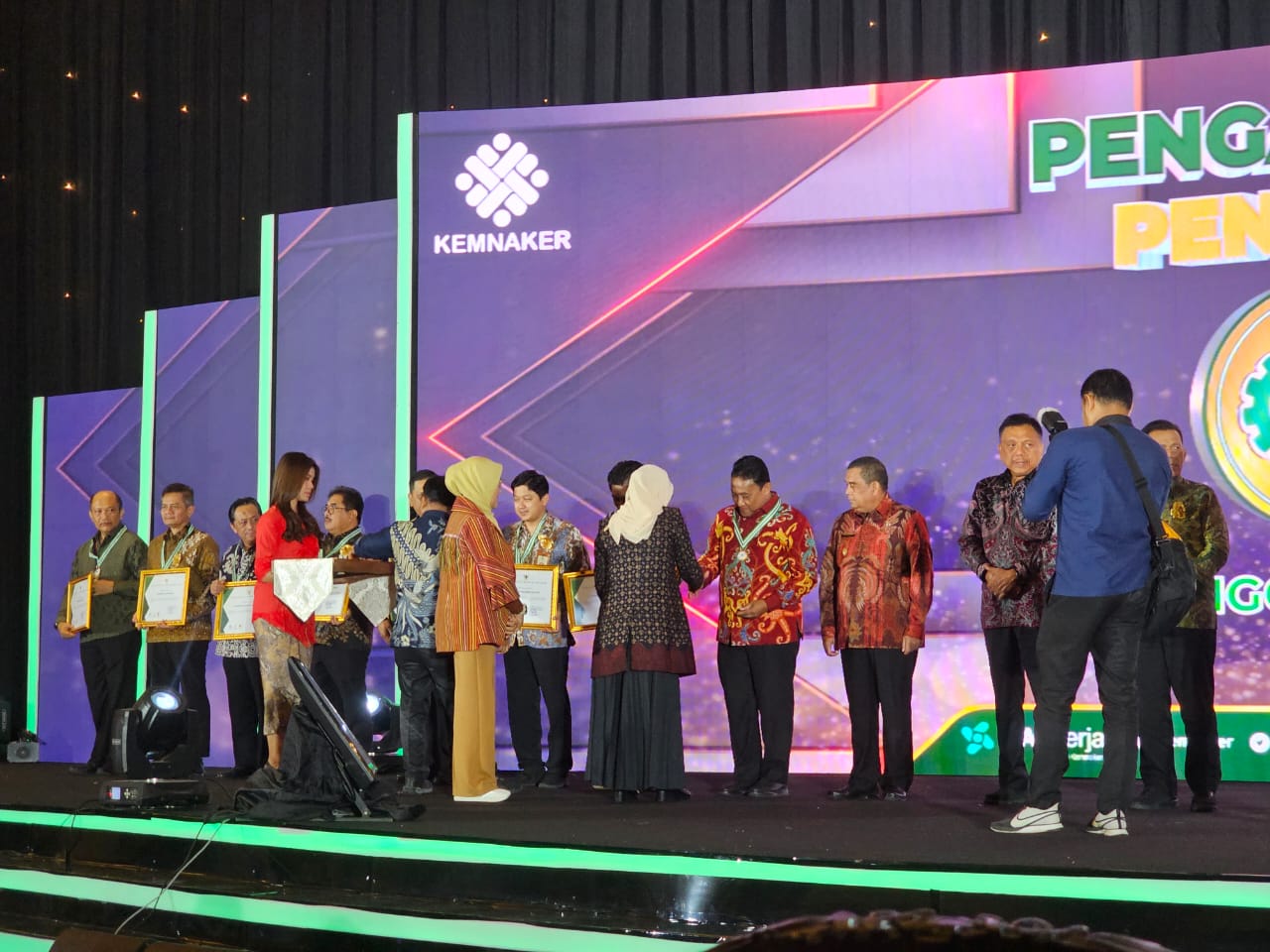 Dipandang Berhasil Membina K3, Gubernur Kalteng Terima Penghargaan