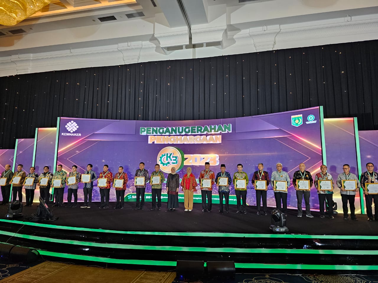 Dipandang Berhasil Membina K3, Gubernur Kalteng Terima Penghargaan