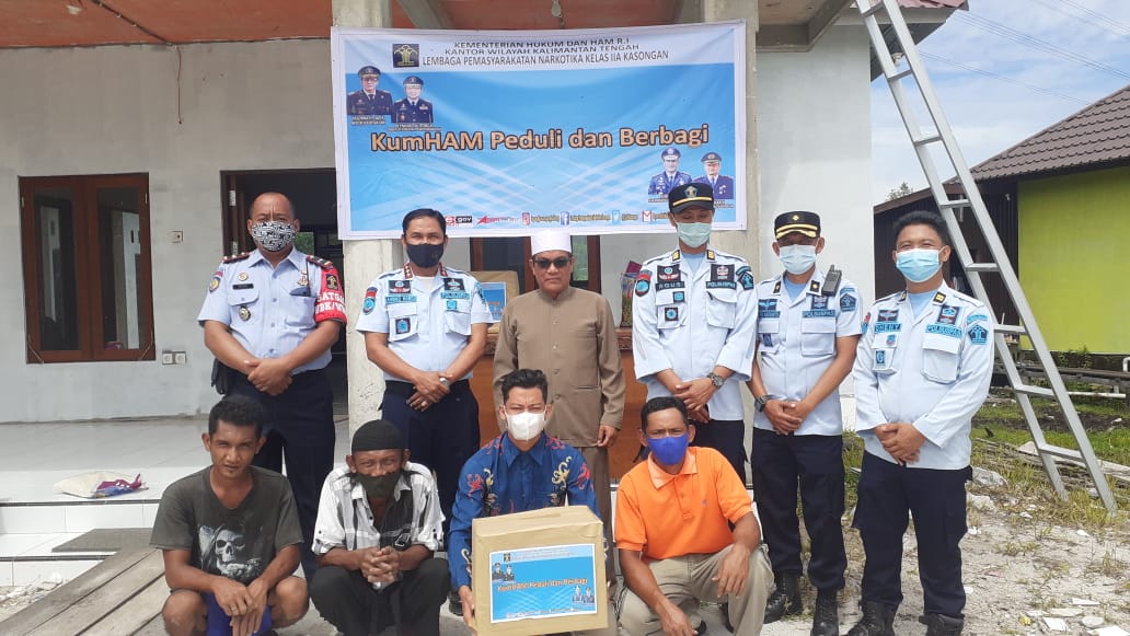 KumHAM Berbagi, Lapas Narkotika Kasongan Berikan Paket Sembako