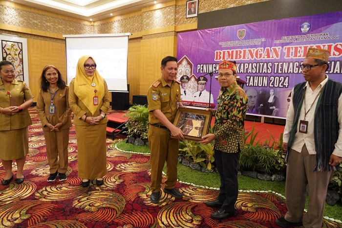 Buka Bimtek Peningkatan Kapasitas Tenaga Kesejarahan, Sahli KSDM Harapkan Pembelajaran Sejarah sebagai Faktor Pembentukan Jati Diri dan Identitas Bangsa