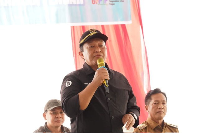 Buka Pasar Murah di Gedung Bulog Muara Teweh, Wagub Edy Pratowo Tekankan Penurunan Inflasi