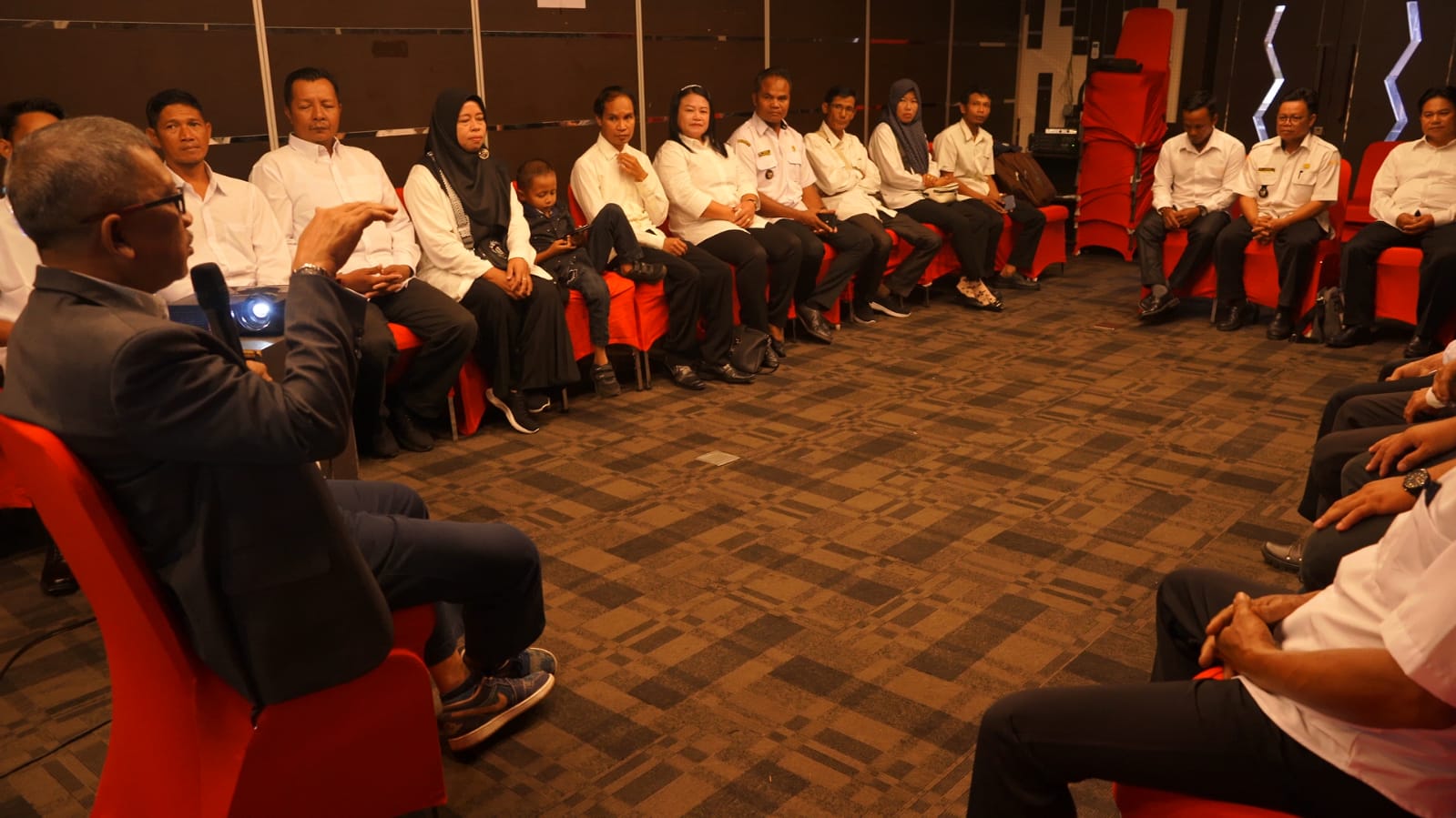 Kaban Kesbangpol Prov. Kalteng menjadi Narasumber Pelatihan Peningkatan Kapasitas Aparatur Pemerintah Desa dan Pengurus Kelembagaan Desa