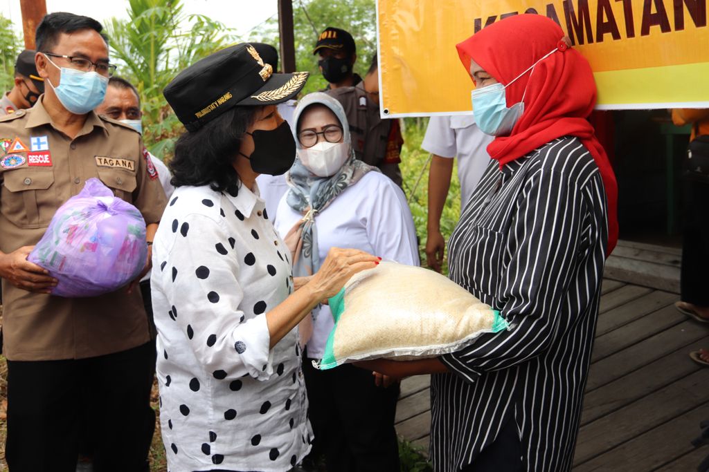 Bupati Pulang Pisau Berikan Bantuan CBP Bagi Masyarakat Terdampak Banjir