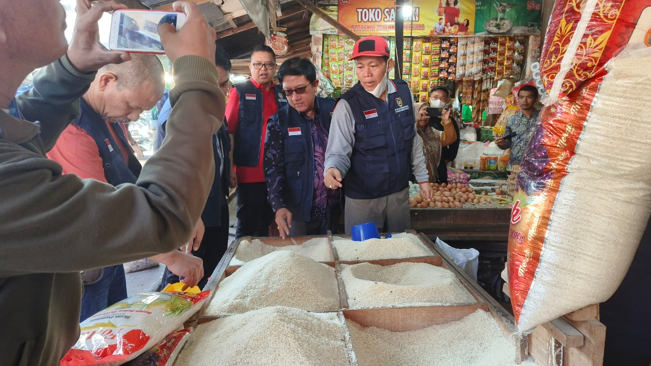 Sahli Yuas Elko Pimpin Pemantauan Harga Pangan di Pasar Besar Palangka Raya