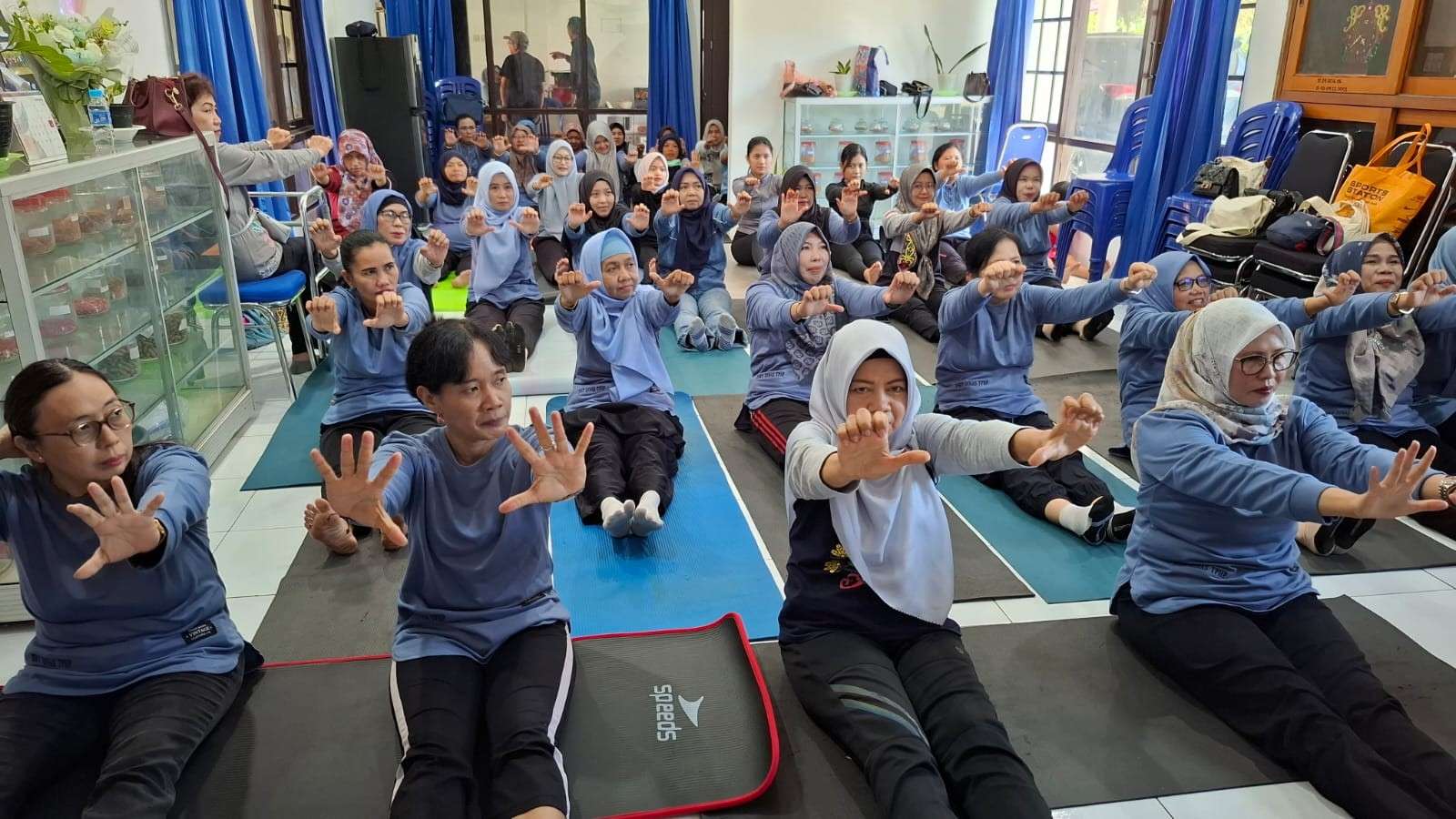 Dharma Wanita Persatuan Dinas TPHP Prov.Kalteng Gelar Pertemuan Rutin, Angkat Tema Kesehatan dengan Yoga